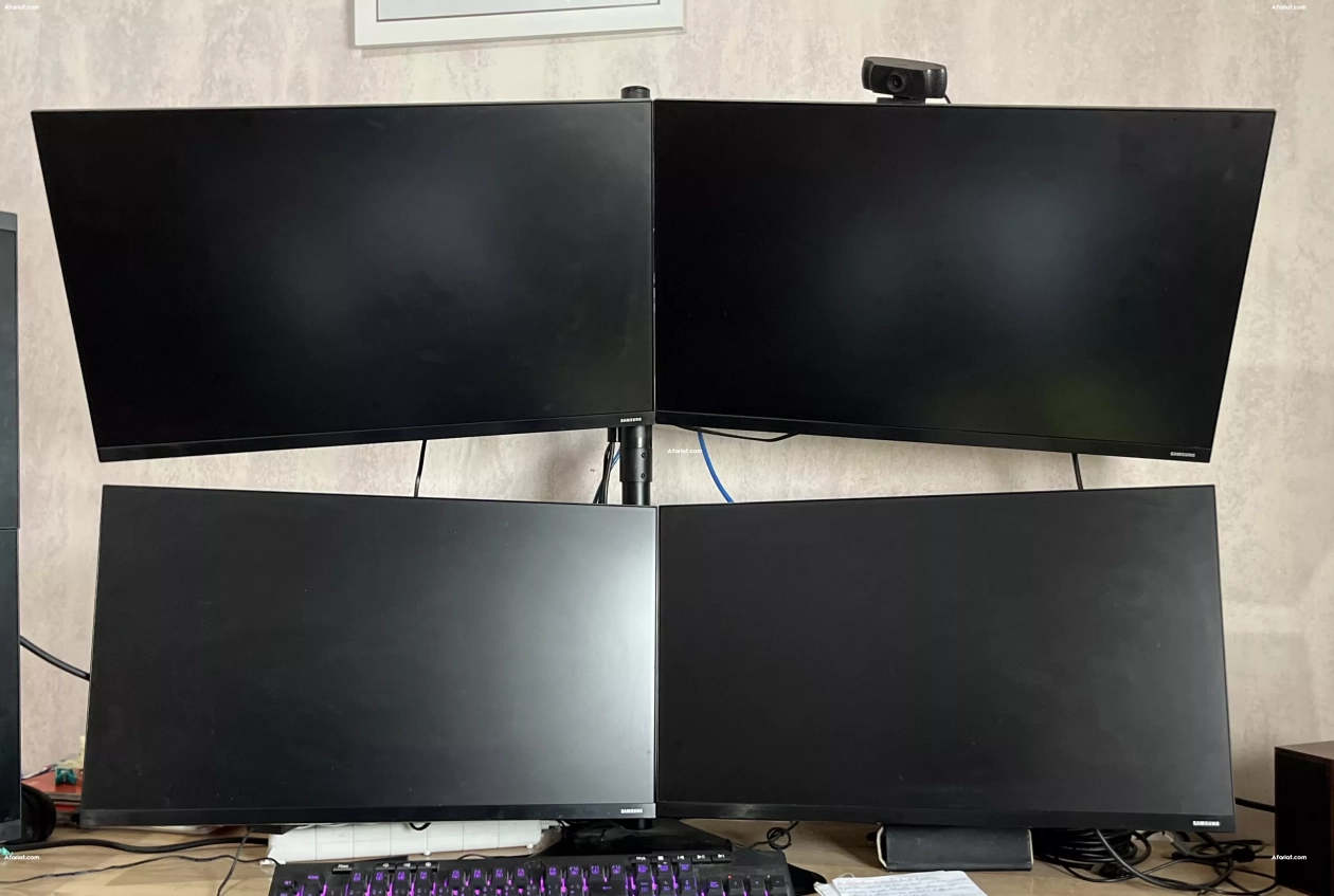 4 moniteurs Samsung 27" T35F Série 3 Full HD (60-75 Hz)