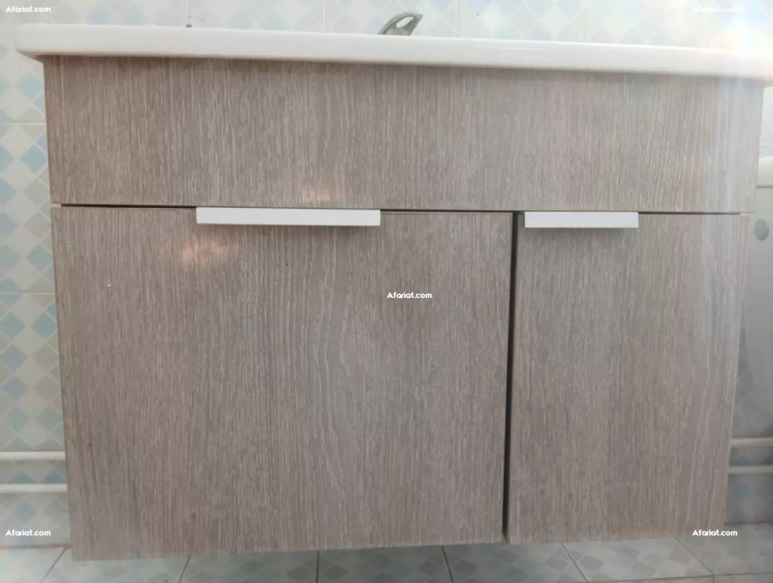 vasque à poser avec meuble de rangement et robinet