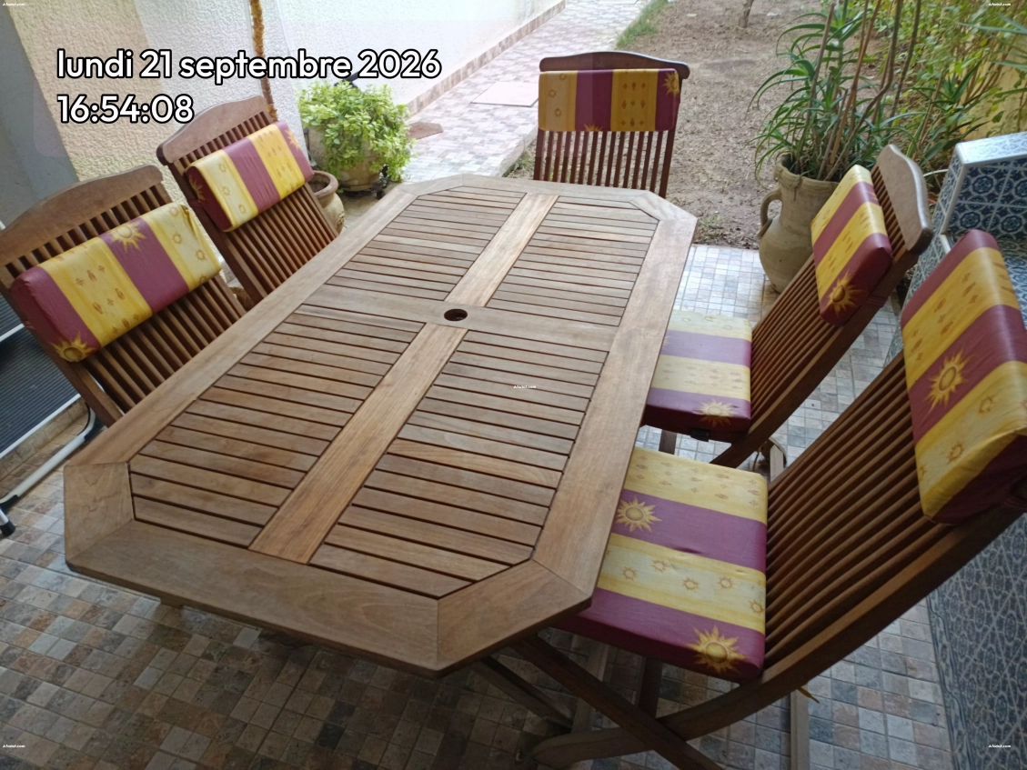Table de jardin en teck d'occasion.