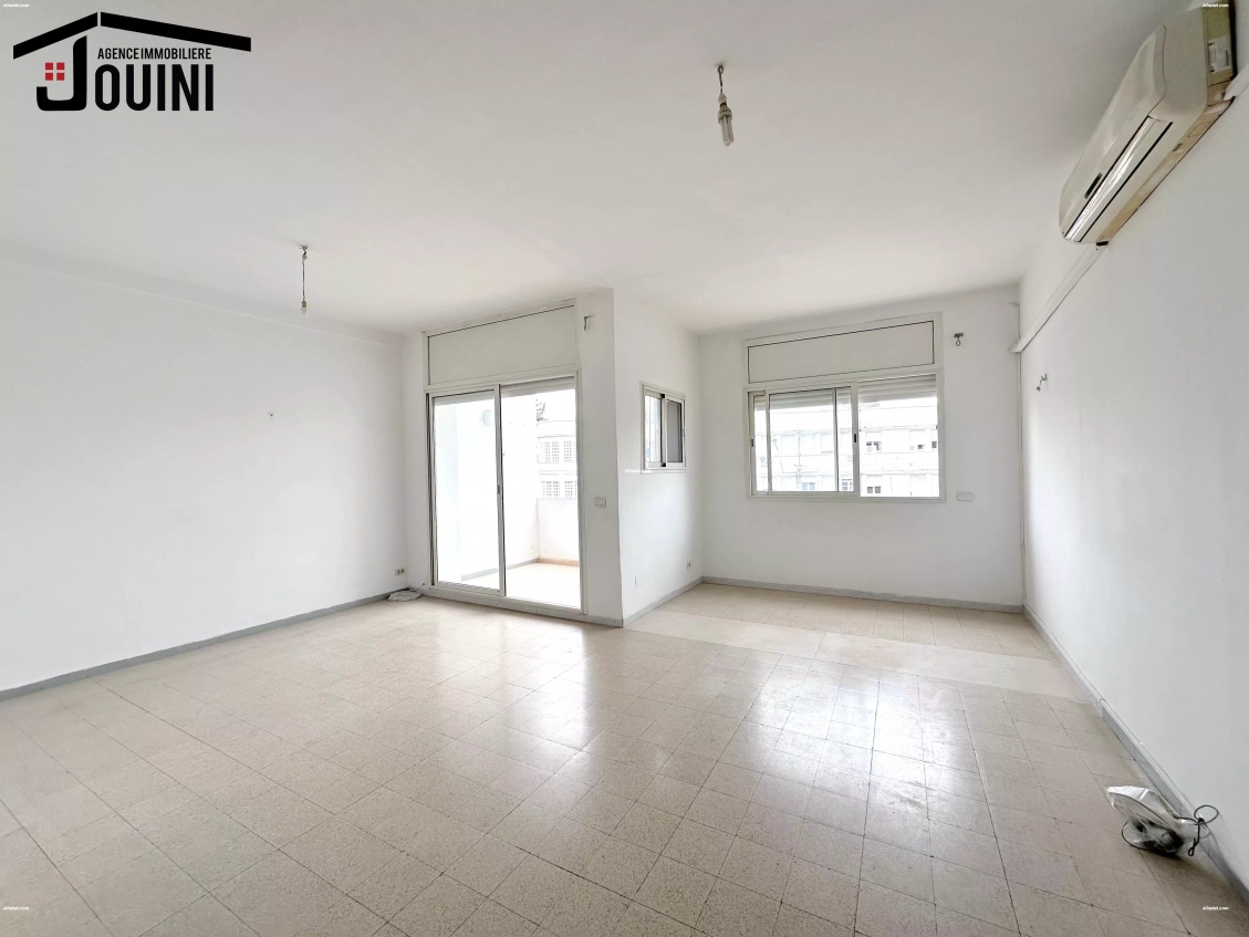 Appartement S+3 À Louer à Cité El Mahrajène