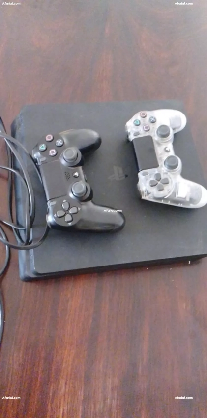 ps4 slim avec deux manette et deux jeux