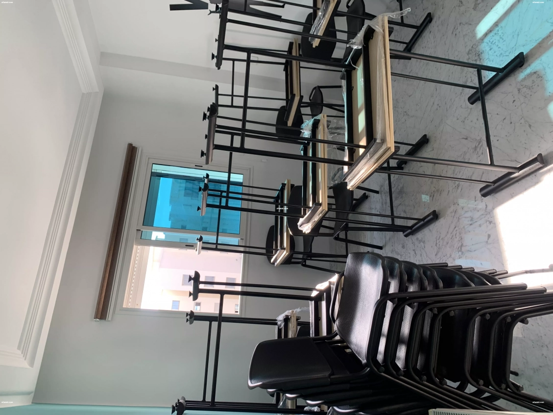 Vente de Chaises et Tables Neuves – Jamais Utilisées !