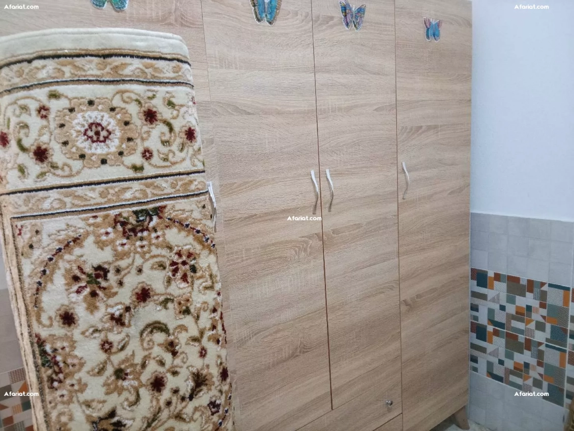 Armoire 4 portes effet bois + tapis décoratif inclus – Bon état