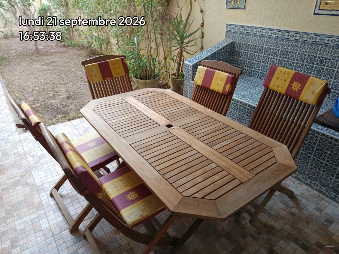 Table de jardin en teck d'occasion.
