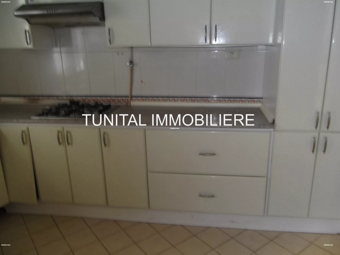 La marsa ville pas loin de l'agora A louer appartement semi meubl