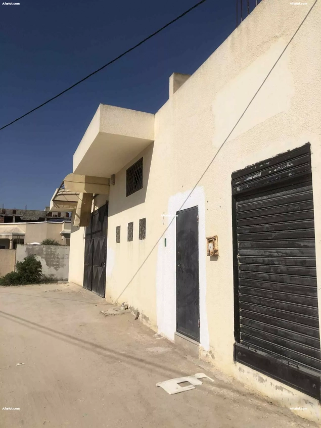 Dépôt à louer – 250m² carrelé avec sanitaires – Sidi Fraj