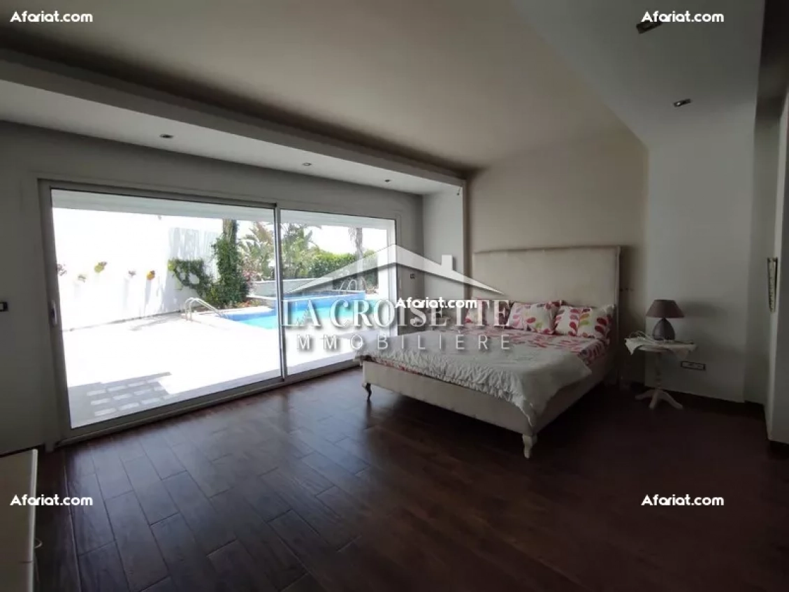 Villa de maître S+4 vide ou meublée à La Soukra ZVL0698