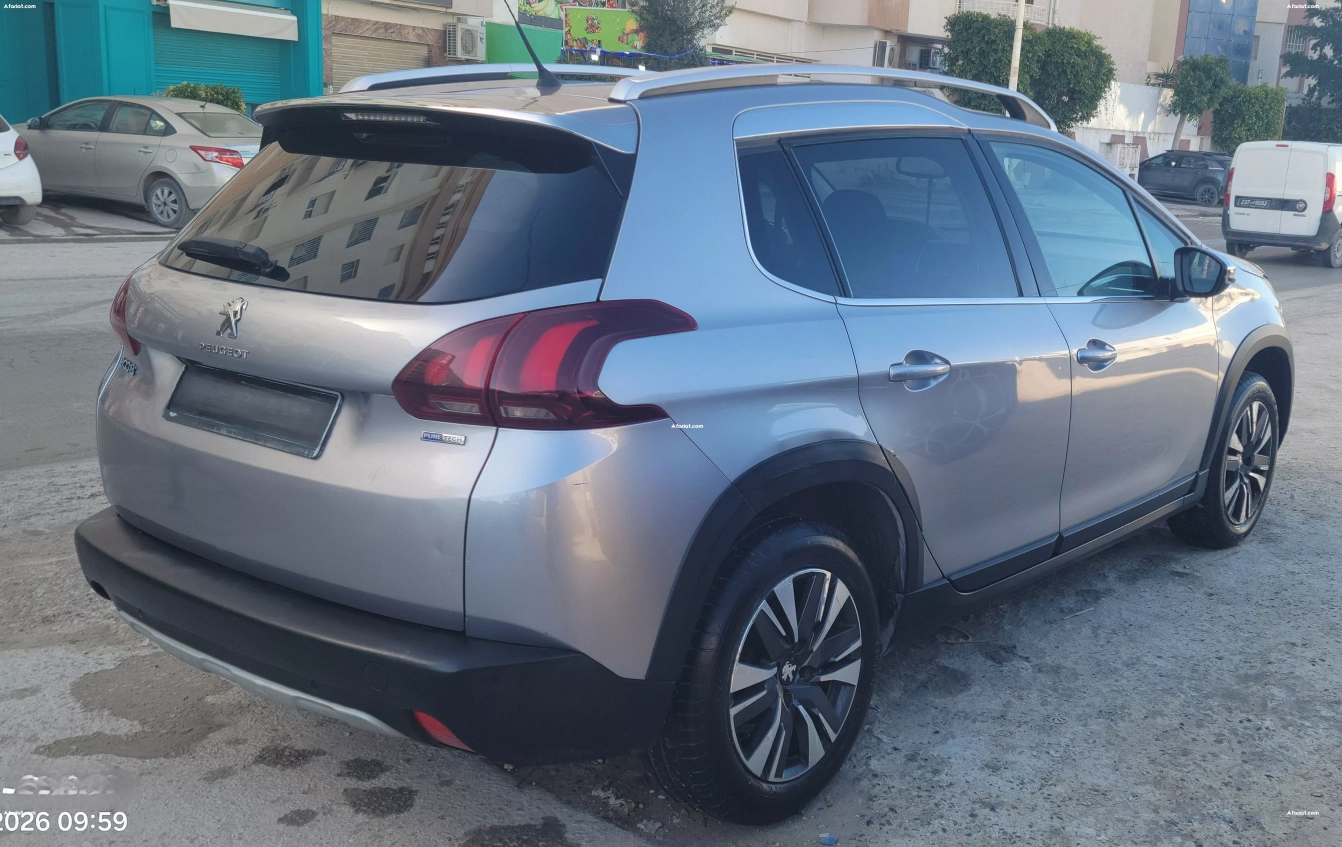 Femme vend Peugeot 2008 1.2 5CV