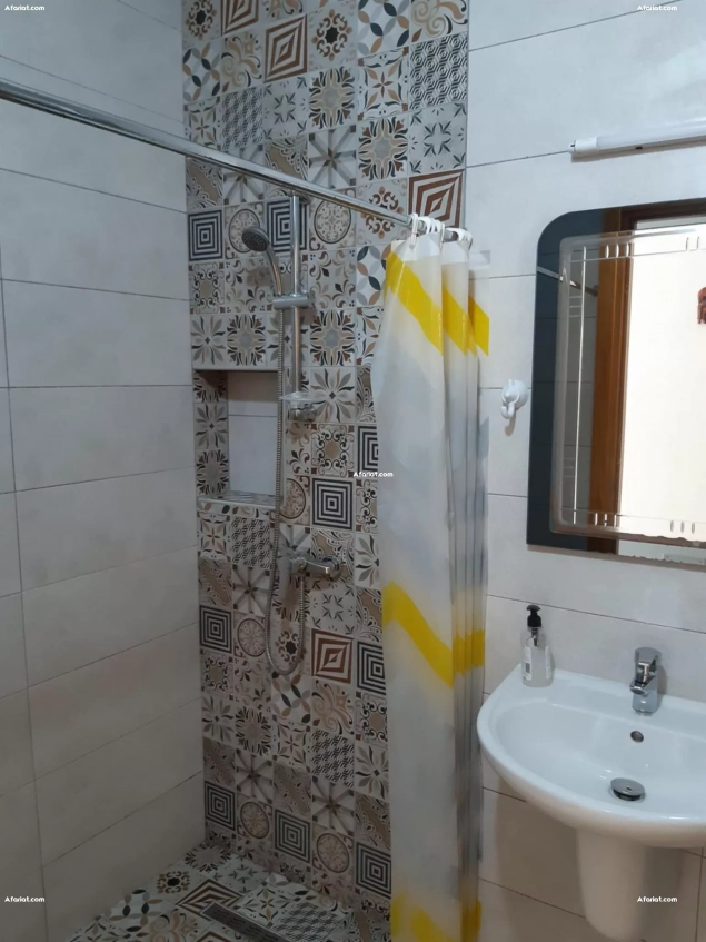 شقة مفروشة جديدة قاعة استقبال وغرفتي نوم مع مرآب للسيارة وإنترنت