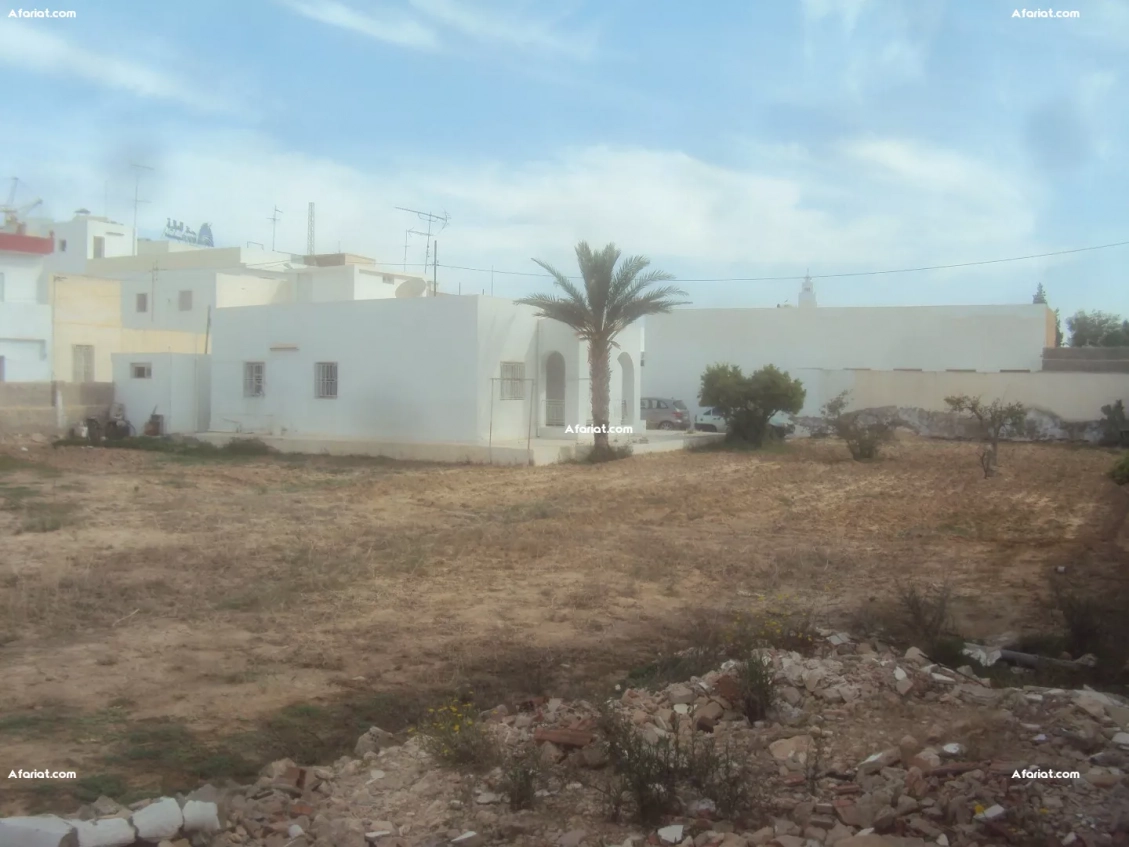 Terrain de 747 m² avec maison Route EL AIN km 2