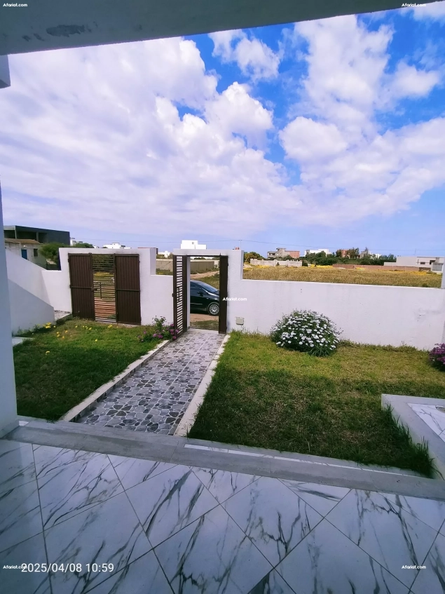 une belle maison nouvellement construit située a la plage el haou