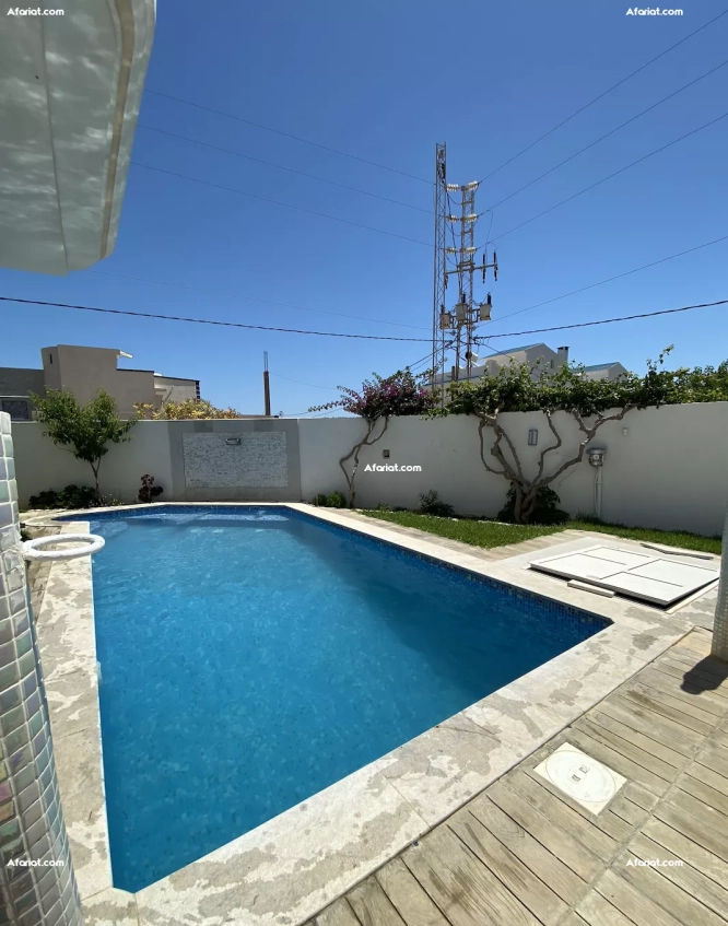 Élégante villa en bord de la mer avec piscine