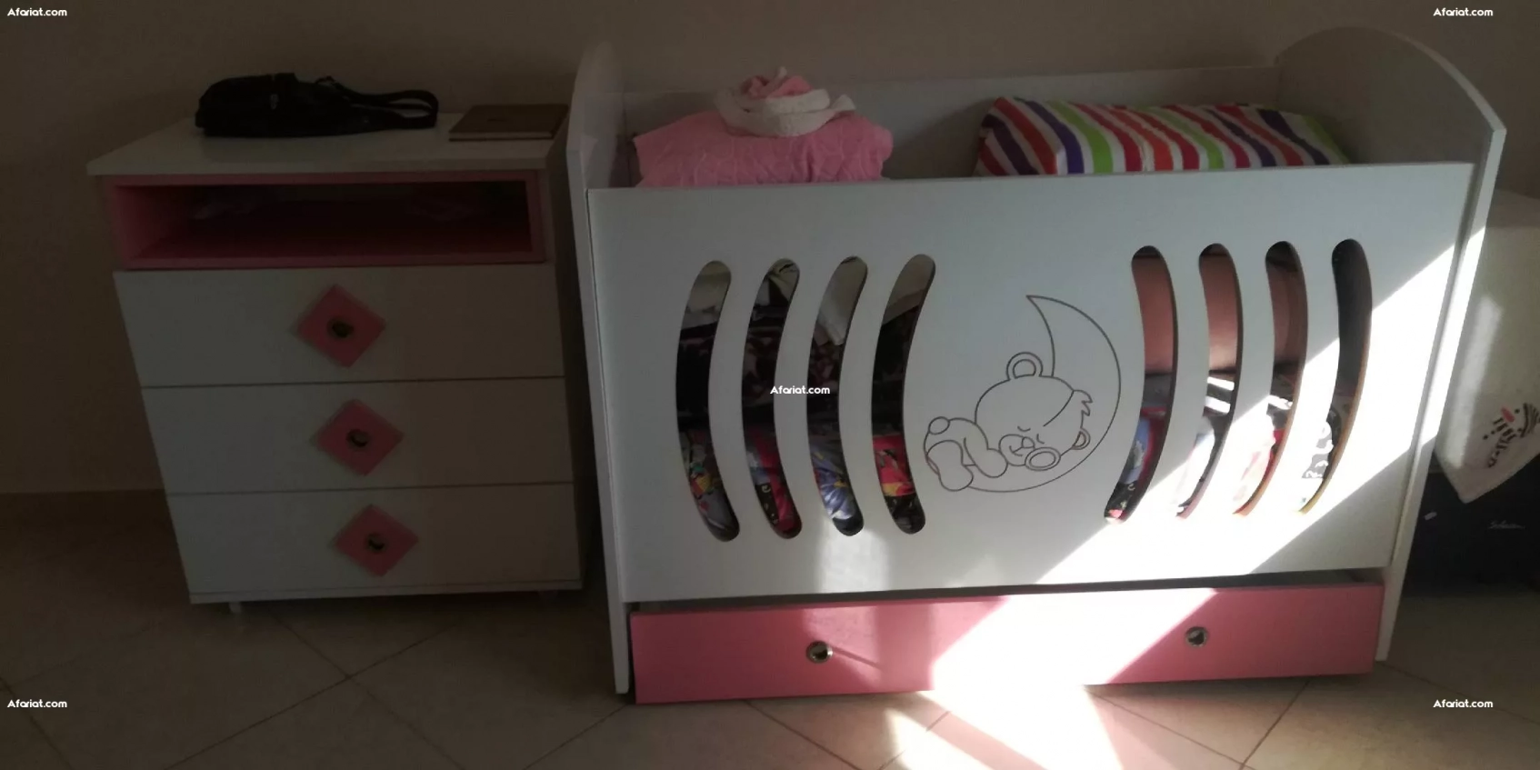 Un lit bebe + un element de rangement a vendre