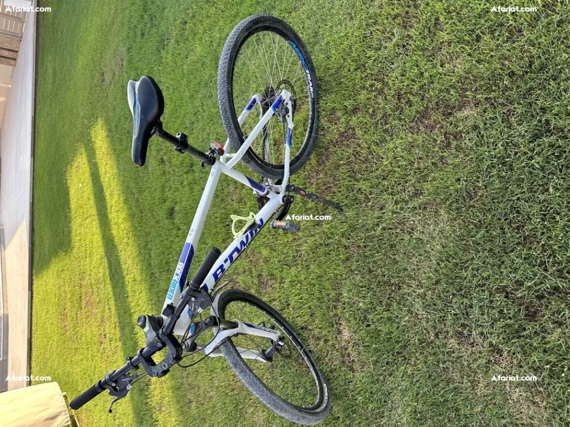 trois vélos en bon état
