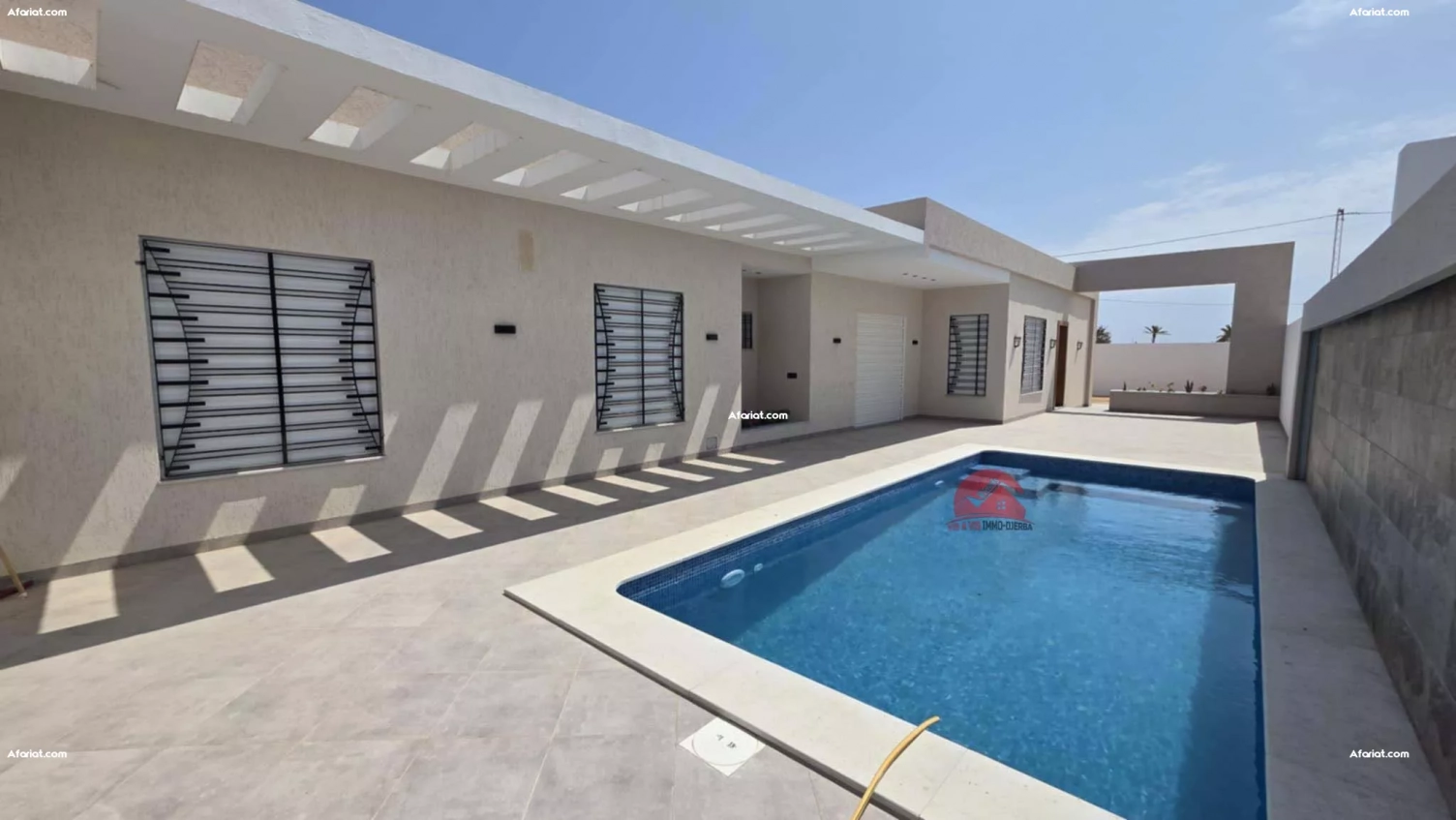 VILLA DE PLAIN-PIED AVEC PISCINE À HOUMT SOUK DJERBA ZA-RÉF V705