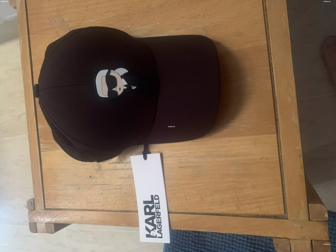 Casquette Karl Lagerfeld avec etiquette