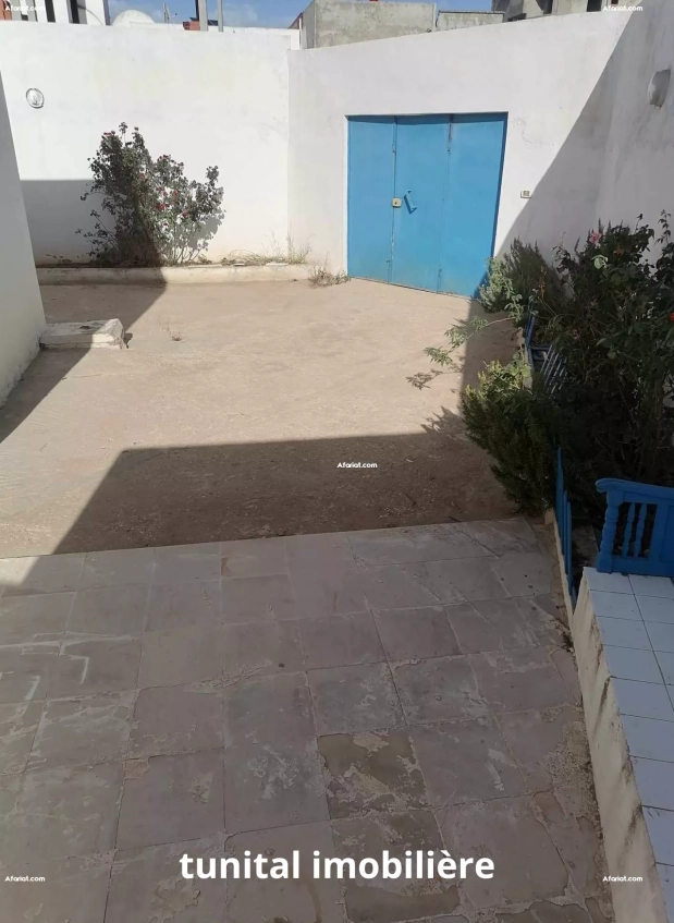 entre soukra et la marsa bhar lazreg a vendre villa