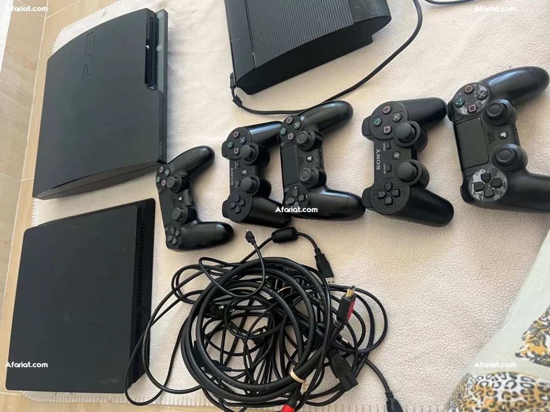 playstation 4 et 3 avec 5 manettes