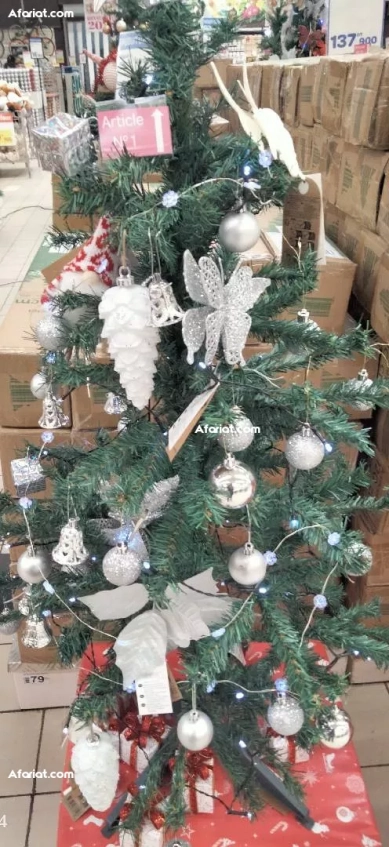 Sapin de Noël 120cm avec ces gadget décoratif à 50dt tél 95797798