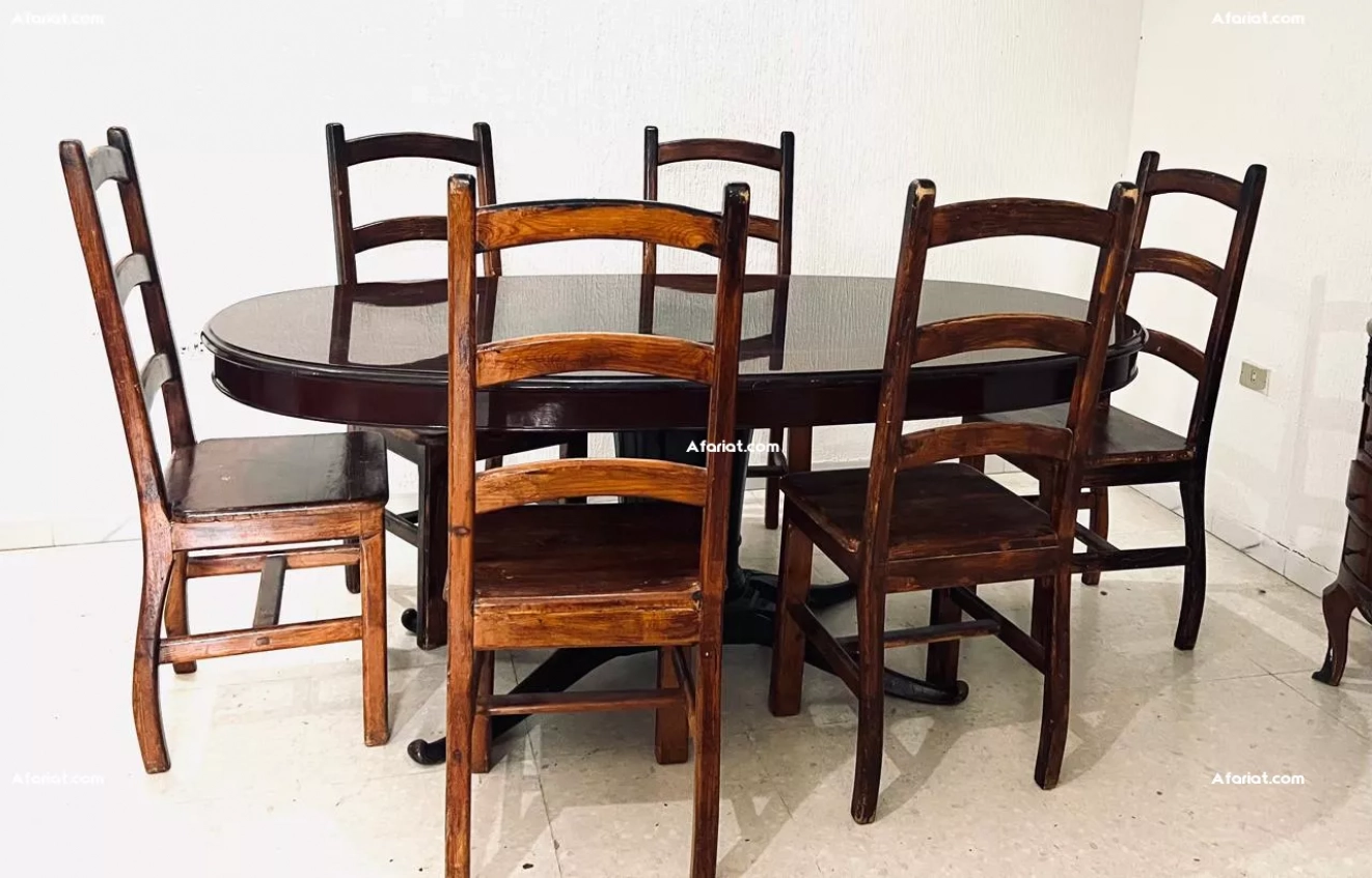 une salle à manger composée d'une table ovale et de six chaises