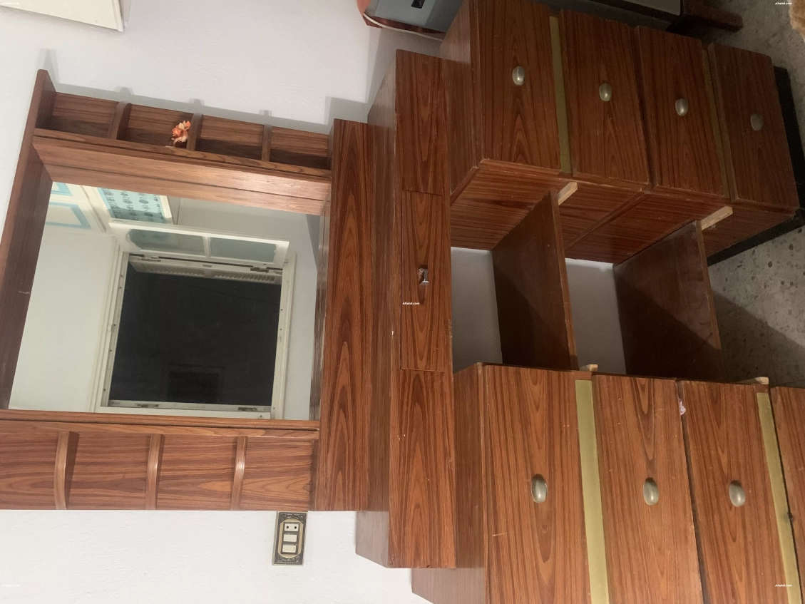 Coiffeuse en bois avec miroir intégré