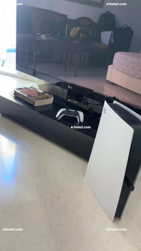 PlayStation 5 Avec une manette et un casque Bluetooth et 2 jeux