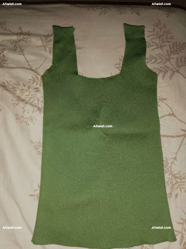pull vert dans un bon état