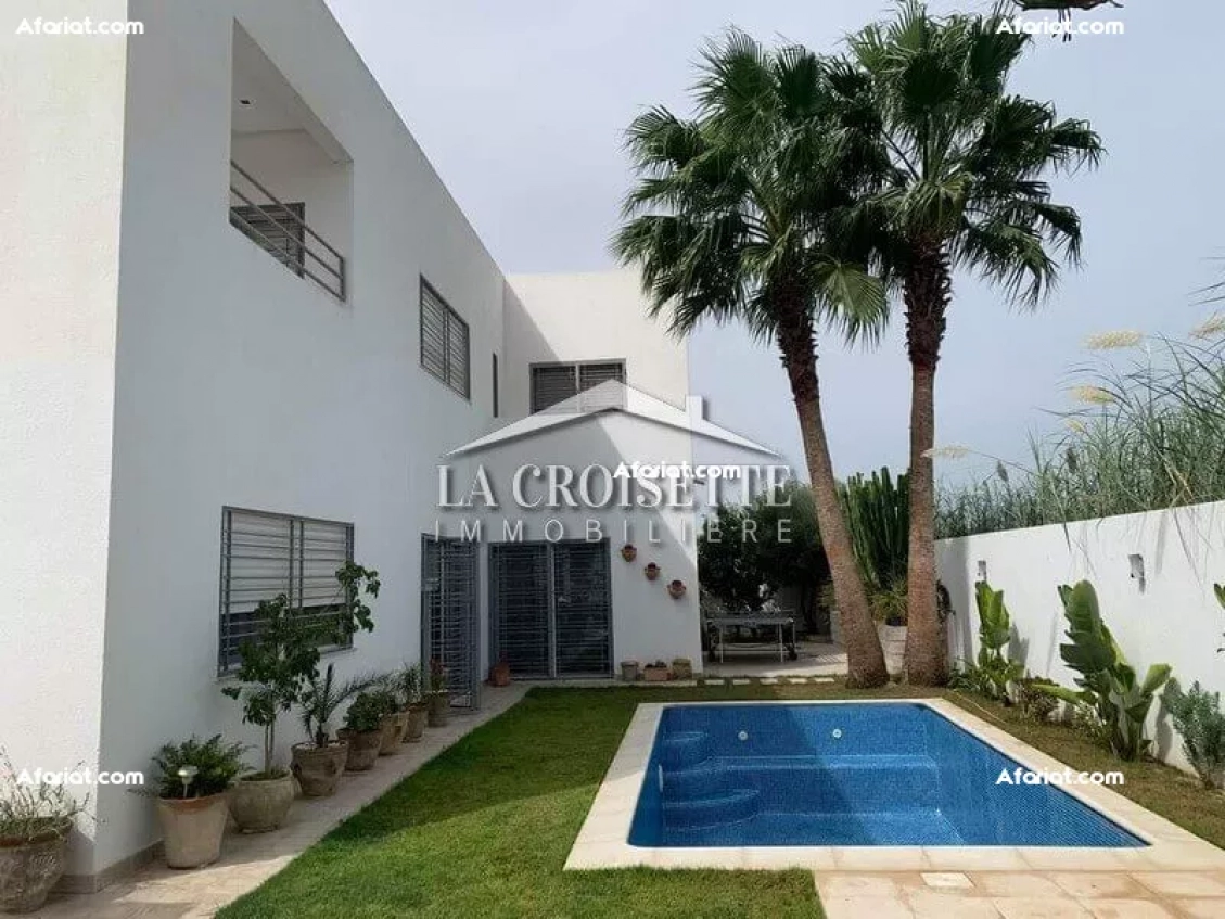 Villa S+5 avec piscine à La Soukra ZVL0911