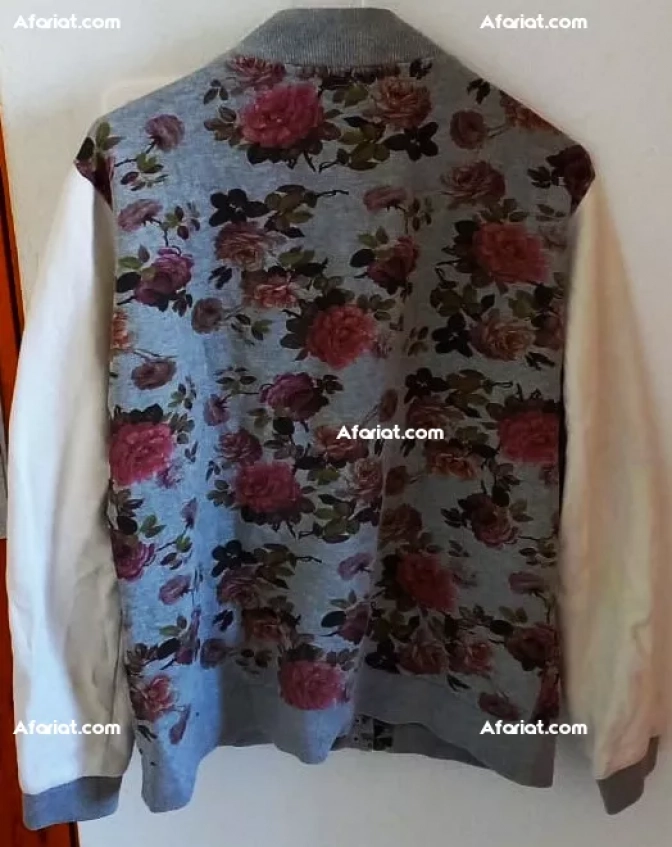 Blouson avec motif de roses de la DAZA Fashion, taille L