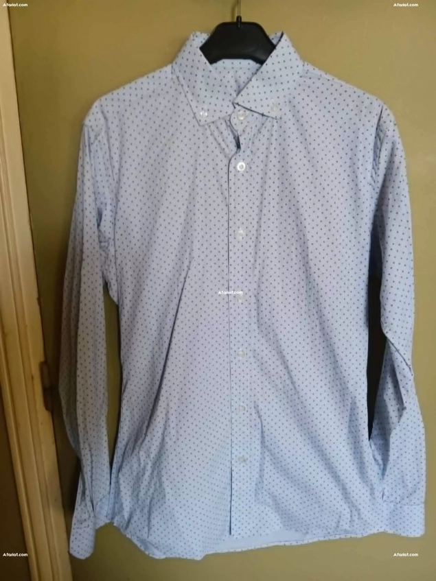 Chemise couleur bleu pointillés