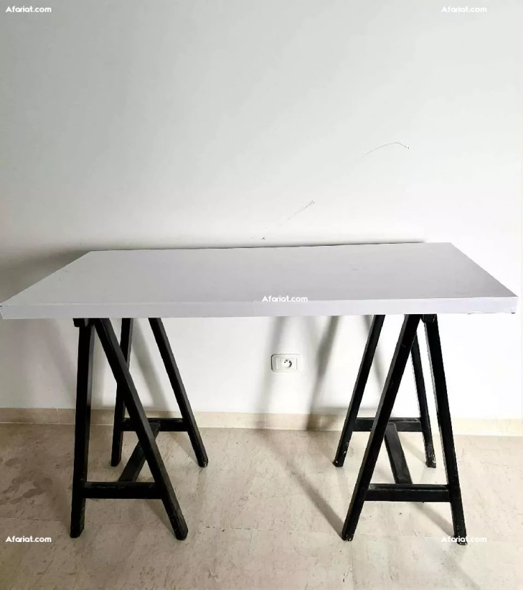 Table scandinave