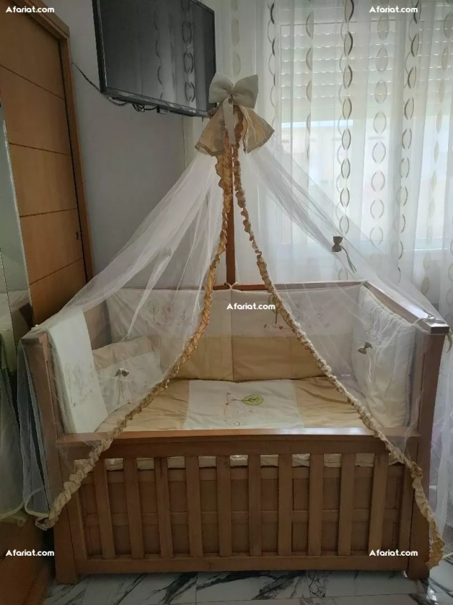 lit bébé avec matelas et accessoires comme photo