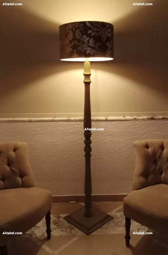 Lampadaire socle en bois presque neuve