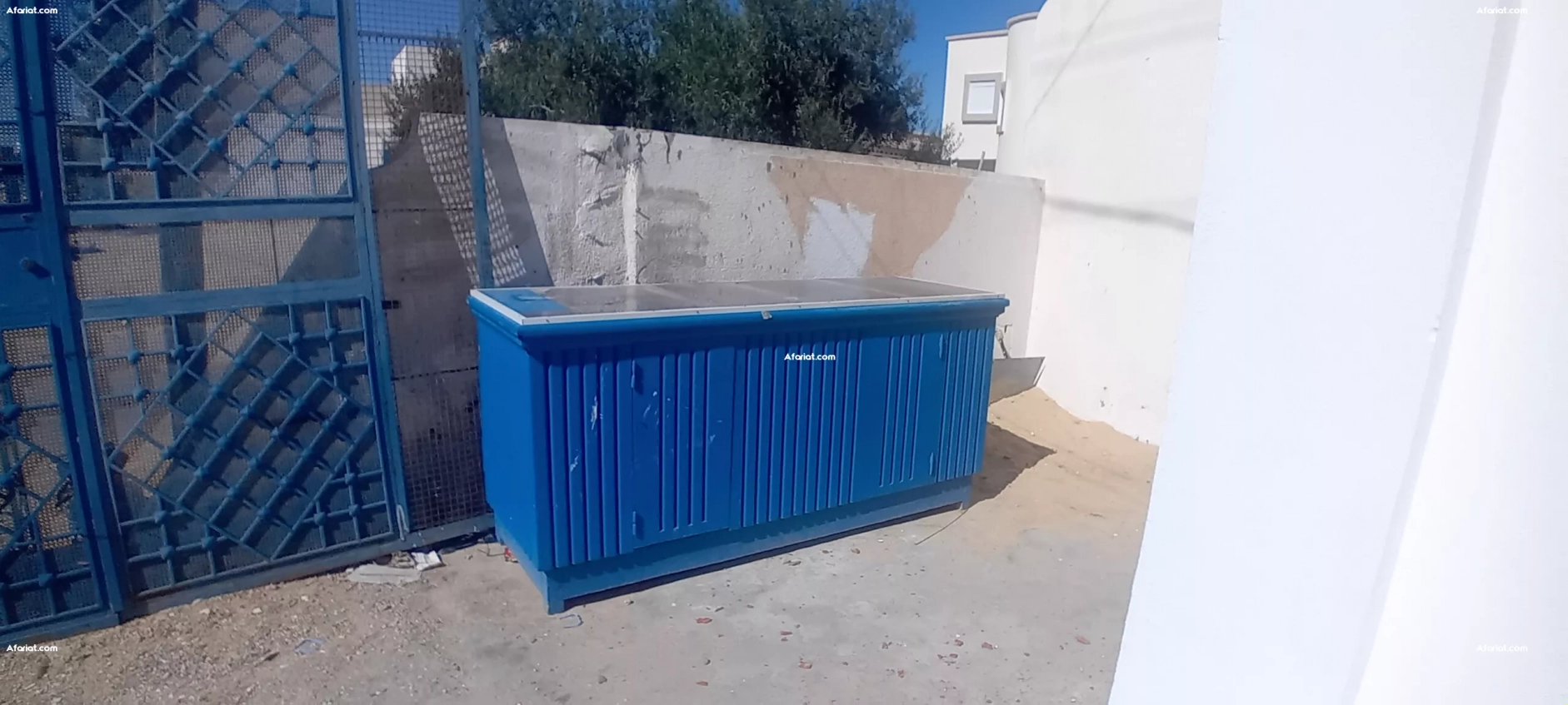 porte en fer et comptoir en bois //باب حديد و كنتوار لوح