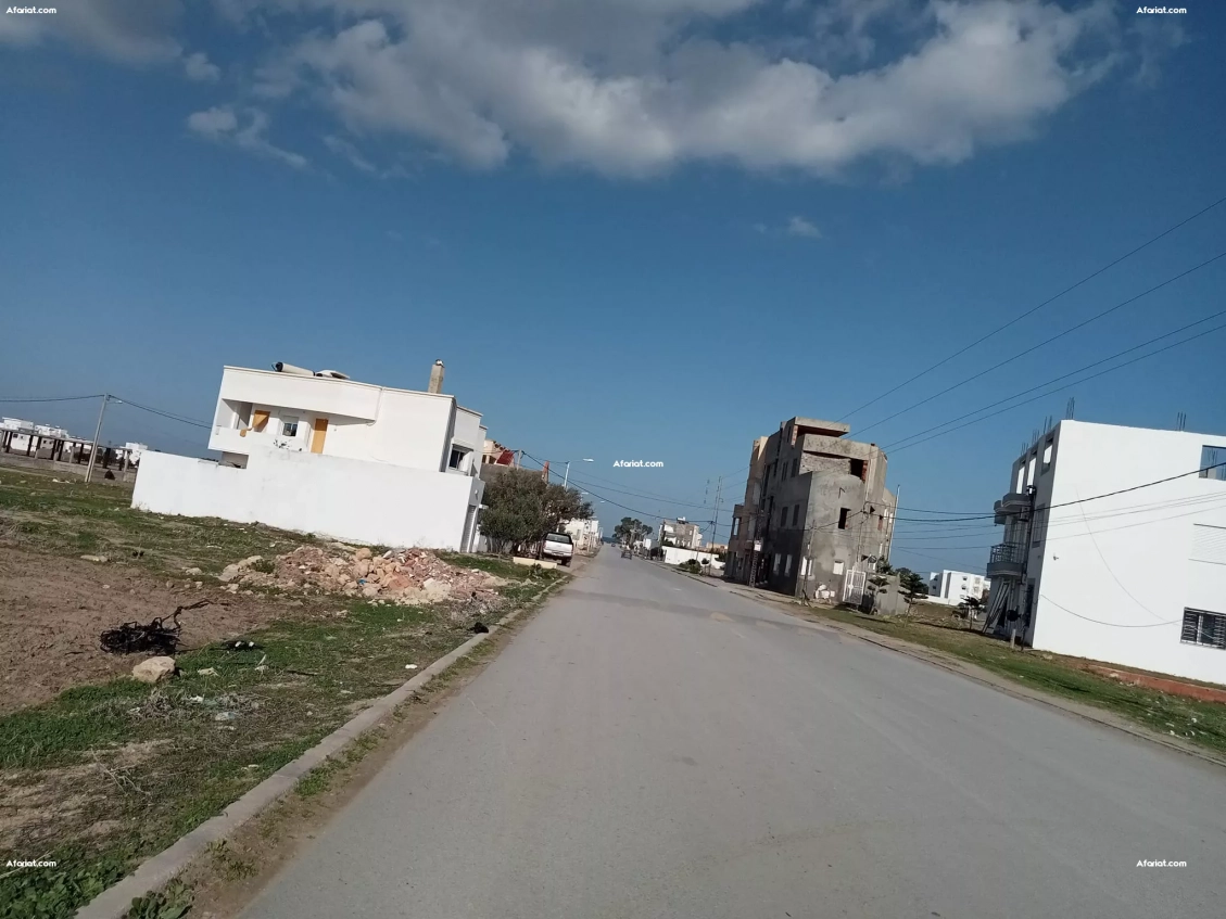 un terrain prés de la plage à hammam leghzaz kélibia