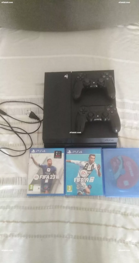 play 4 avec deux manettes et 3 CD gratuit 700dt