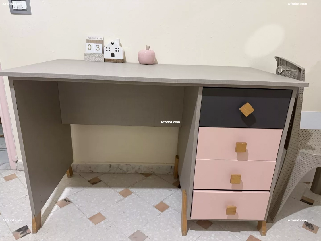 bureau et table de nuit