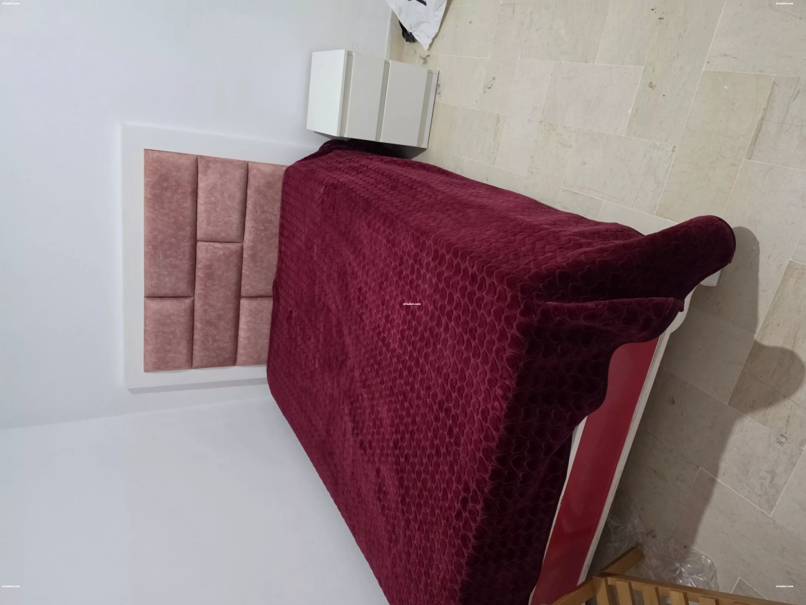 lit avec matelas et table de nuit