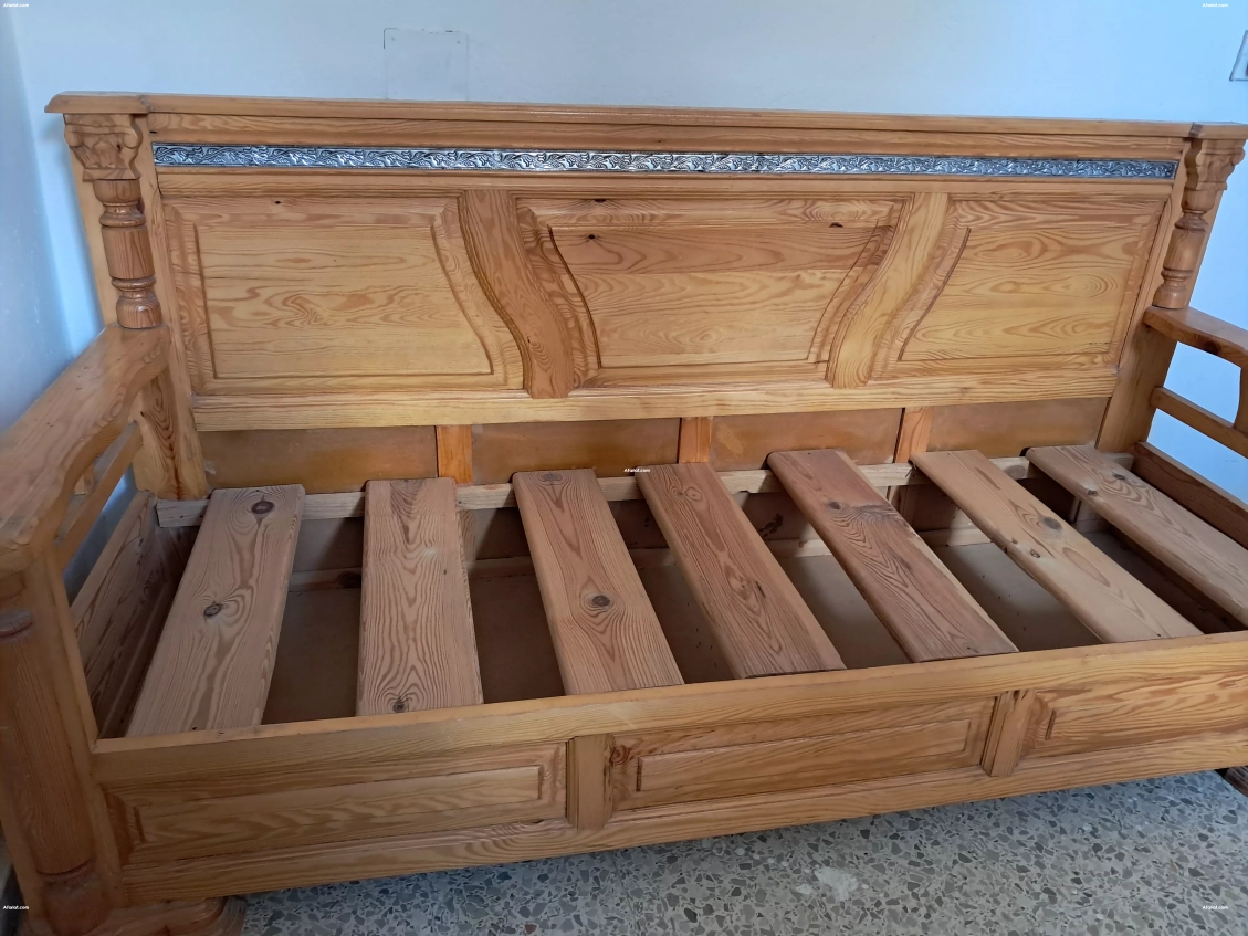 Banquette traditionnelle en bois massif – artisanat tunisien
