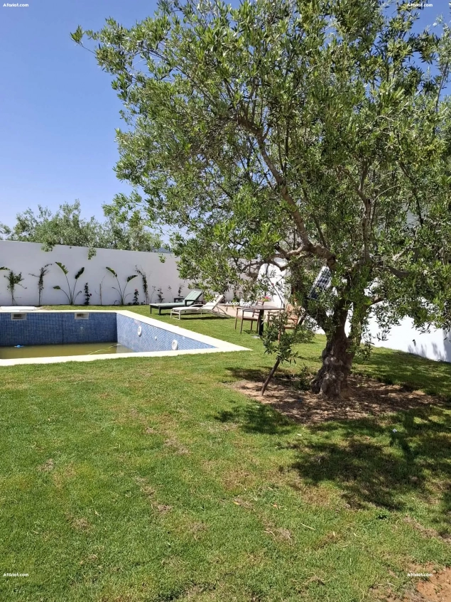 AV belle villa avec piscine de 500m pas loin de hammamet yasmnie