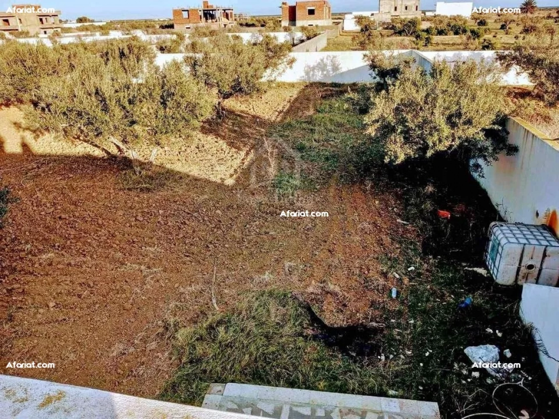 Un terrain de 2100 m² avec 1 studio à Hammamet Sud à vendre