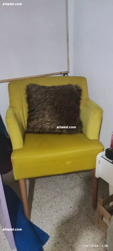 je mets en vente une chaise moutarde et son coussin