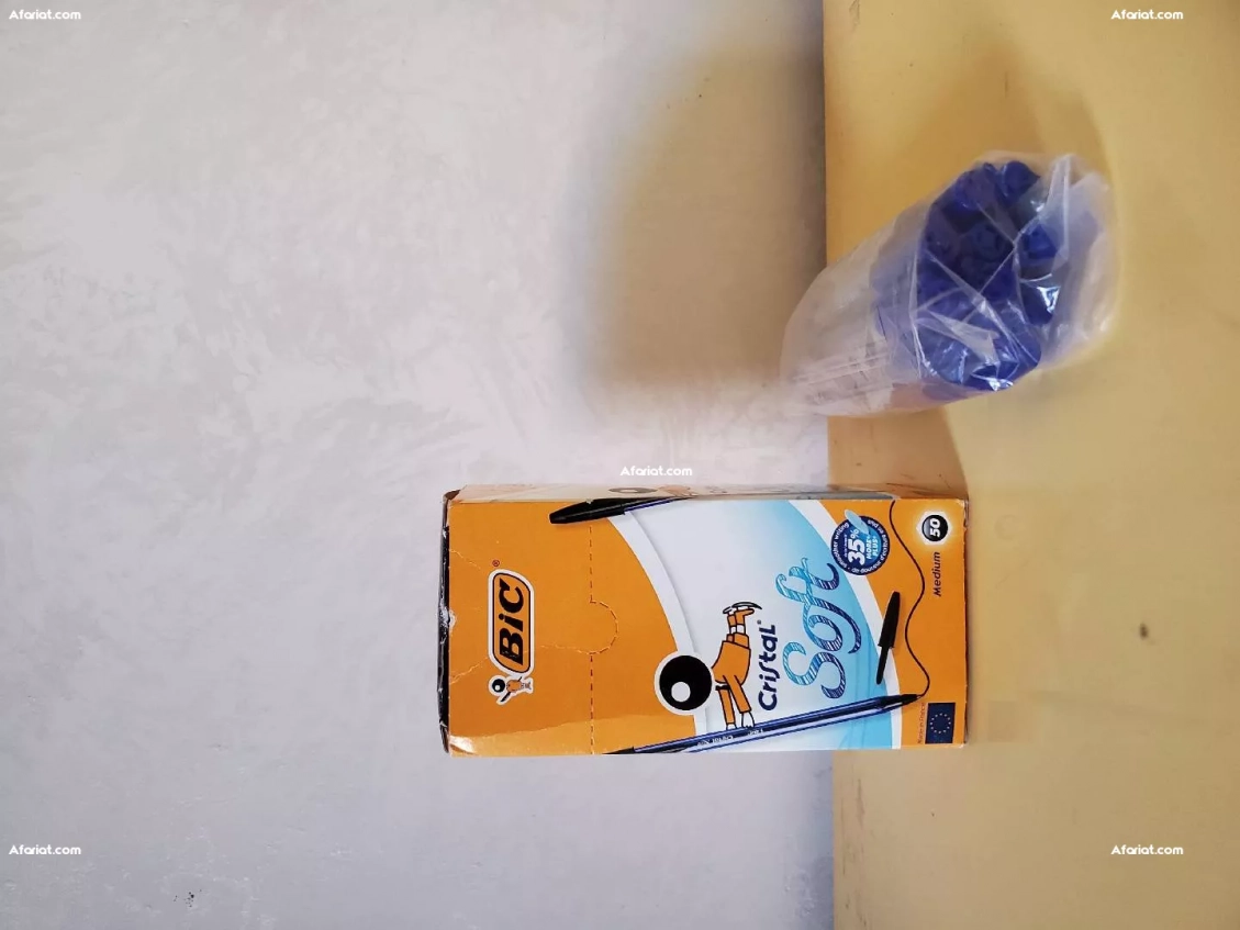 50 stylos noirs +11 stylos bleus